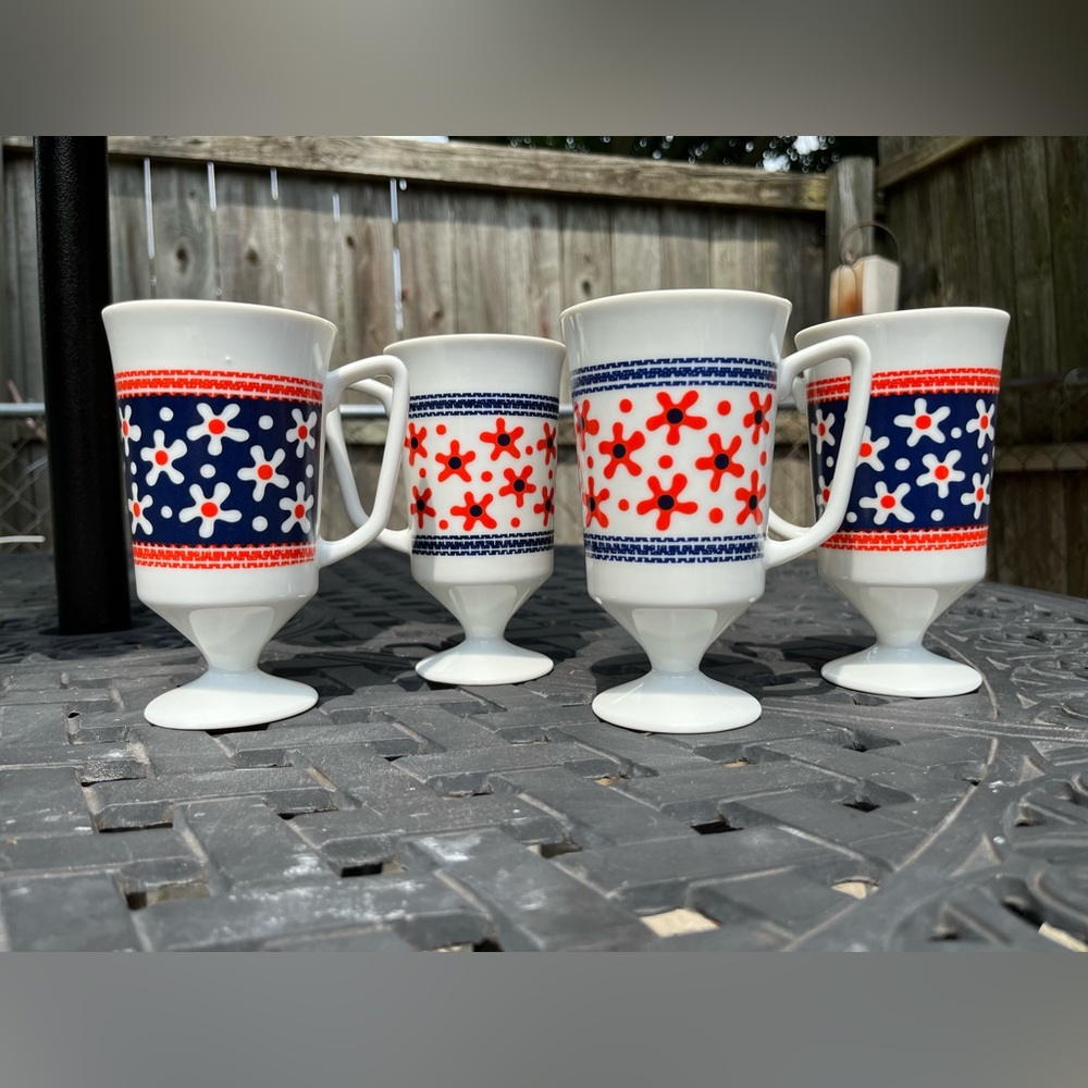 Set Of Four Vintage Royal Crown Arnart Daisy Flower Mugs